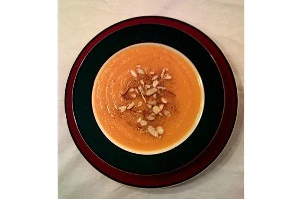 Sopa de calabaza con almendras