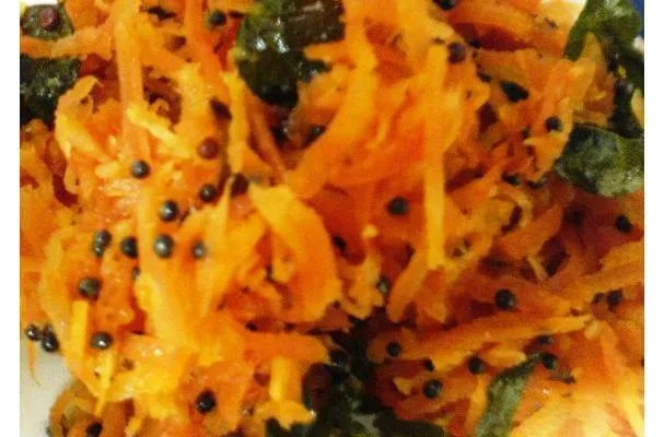 Arroz con coco y sambal de zanahoria