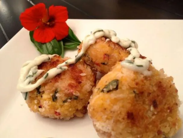 Pastelitos de cangrejo con alioli de albahaca