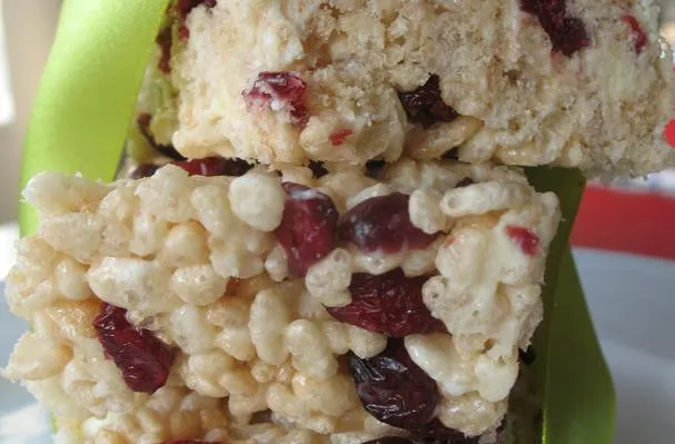 Cuadrados de arroz inflado con arándanos rojos y chocolate blanco