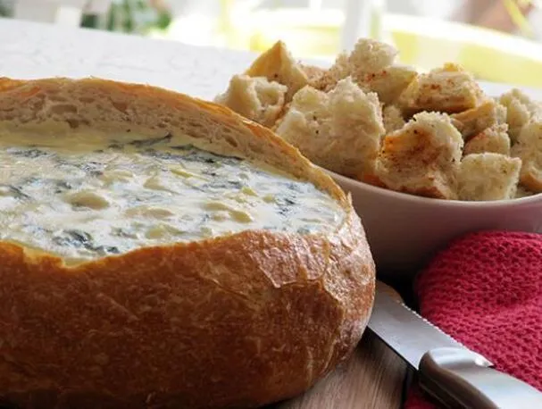 Dip cremoso de espinacas y alcachofas con aderezos sazonados