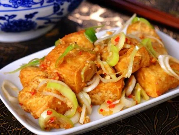Ensalada de tofu crujiente y puerro