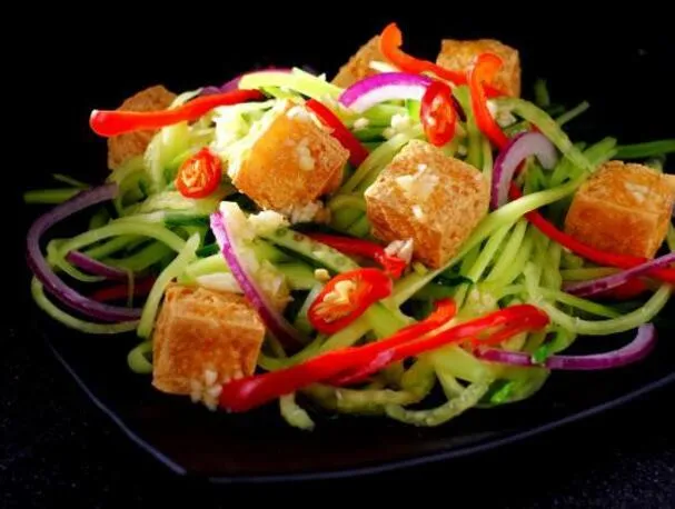 Tofu crujiente y raita tailandesa de pepino