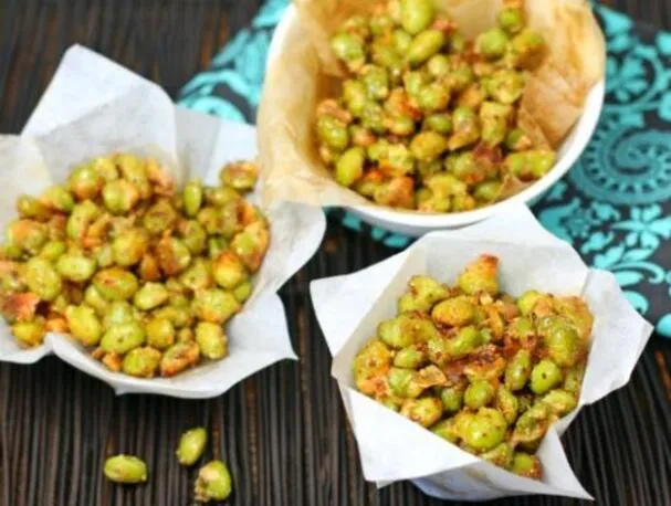 Edamame crujiente al horno con ajo y parmesano