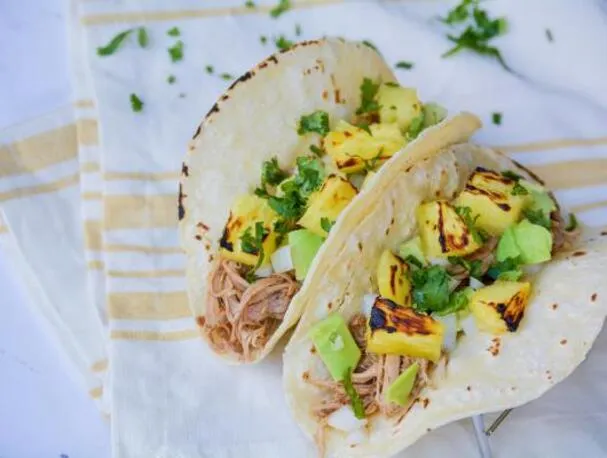 Tacos de carnitas de cerdo en olla de cocción lenta
