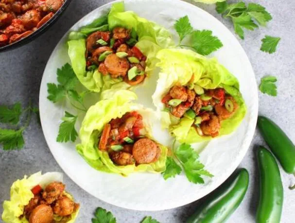 Salchicha Andouille y Camarones Cajun envueltos en Lechuga