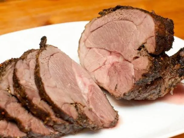 Pierna de cordero asada con ajo, romero y perejil