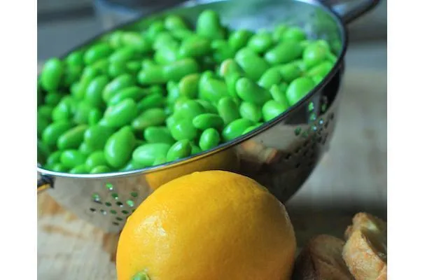 Crostini de edamame con limón Meyer y shiso