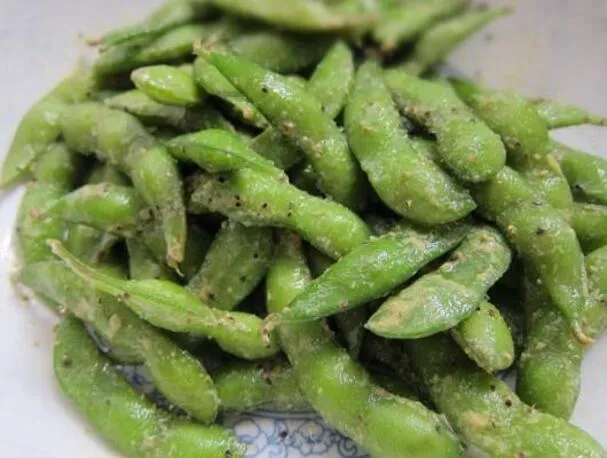 Edamame con salsa de mostaza y sésamo