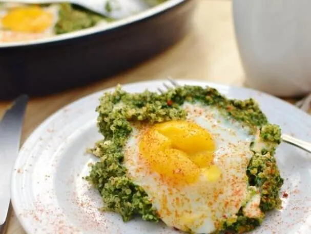 Desayuno de quinoa con huevo y espinacas