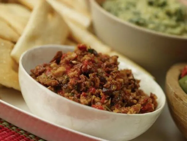 Dip de caponata de berenjena
