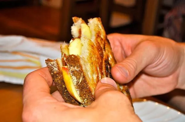 Panini de manzana, bacon y brie