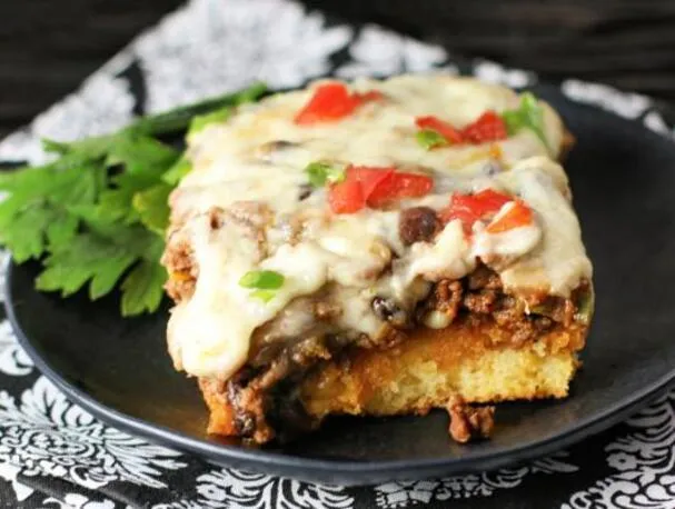 Pastel de Pan de Maíz con Enchilada