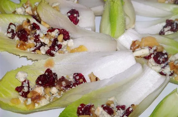 Endibia con queso azul, arándanos secos y nueces