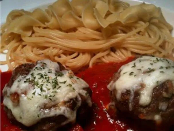 Albóndigas caseras extra grandes con pasta