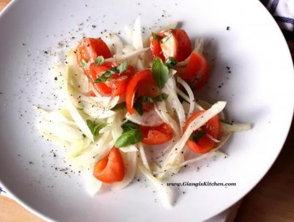 Hinojo, tomates y ensalada de albahaca con vinagreta de limón