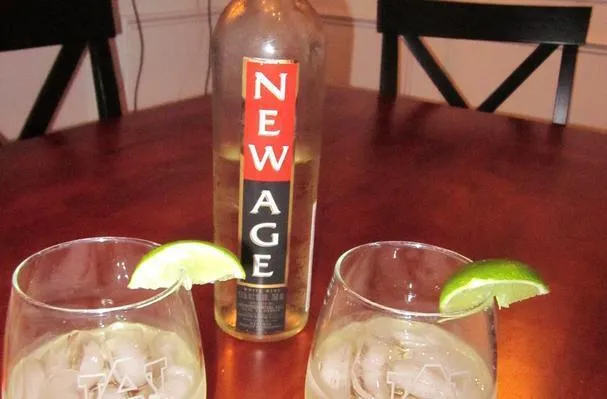 Vino blanco con gas con hielo