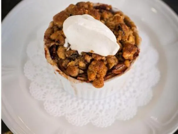 Pastel de manzana con Streusel de mantequilla de maní y mermelada