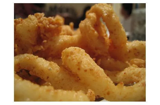 Calamares fritos con mayonesa picante de anchoas