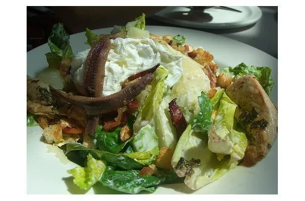 Ensalada César de Pollo al Ajo