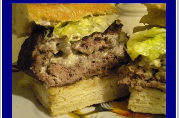 Hamburguesas Rellenas con Queso de Hierbas y Ajo