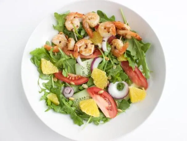 Camarones al ajo con ensalada de rúcula y naranja