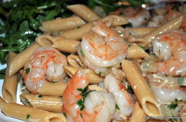Pasta con camarones y ajo con ensalada de rúcula