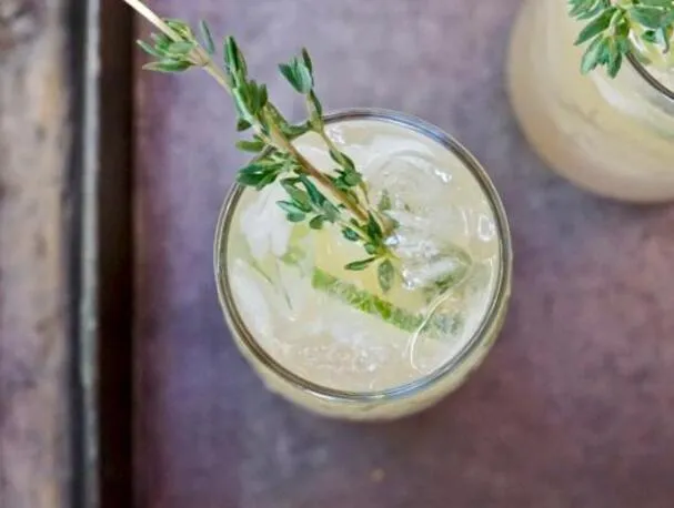 Gin Rickey con esencia de frambuesa