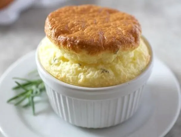 Soufflé de queso brie de cabra