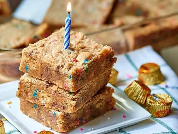 Blondies de mantequilla de maní y Oreo dorado