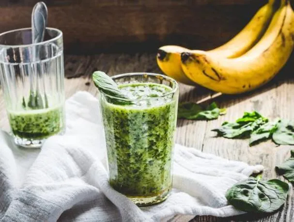 BATIDO VERDE CON PLÁTANO Y ESPINACAS