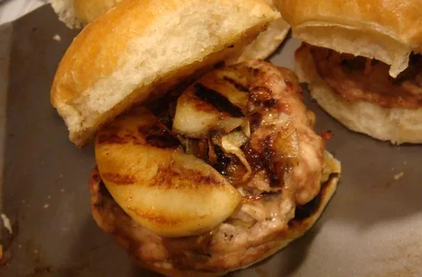 Hamburguesas de pavo con manzana asada y queso brie con cebollas caramelizadas