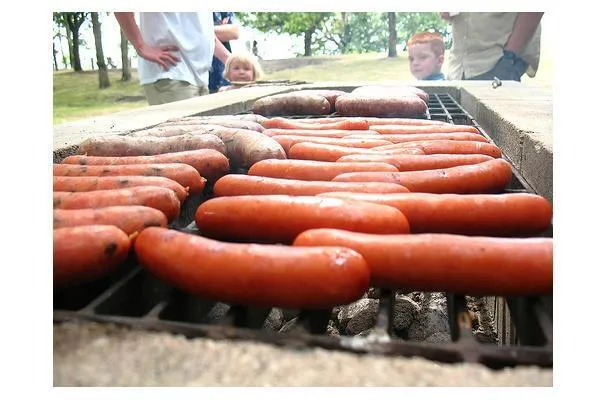 Salchicha Bratwurst a la parrilla