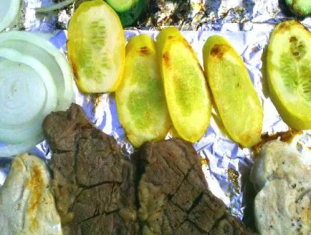 Pollo y bistec a la parrilla con verduras variadas