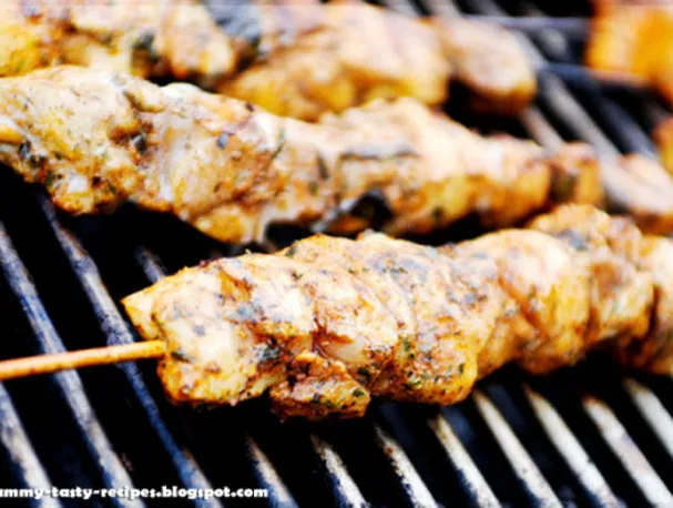 Pollo a la parrilla con brochetas