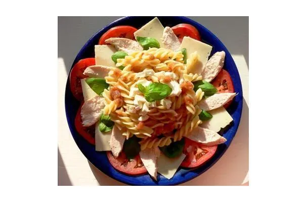 Ensalada de pasta con pollo a la parrilla