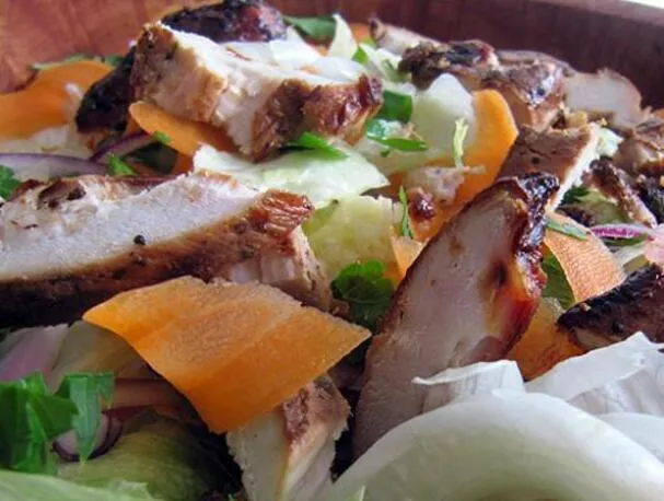 Ensalada de pollo a la parrilla con vinagreta de soja