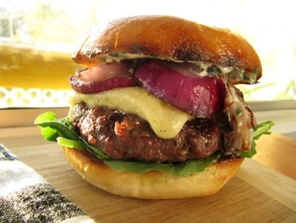 Hamburguesas de carne molida de aguja con queso cheddar extra fuerte y alioli de limón y ajo