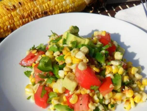 Ensalada de maíz a la parrilla y aguacate