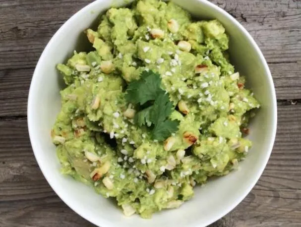Maíz a la parrilla y guacamole con queso cotija