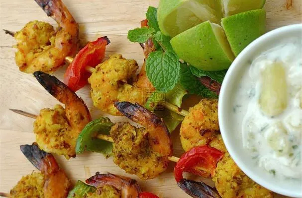 Camarones Masala a la Parrilla con Raita de Piña y Menta