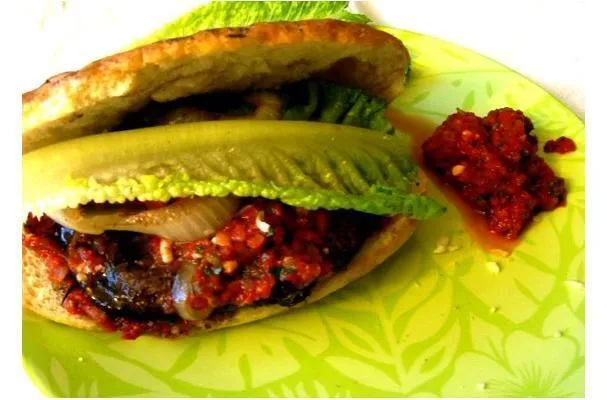 Hamburguesas de champiñones portobello asados con pimiento asado y pasta de tomate