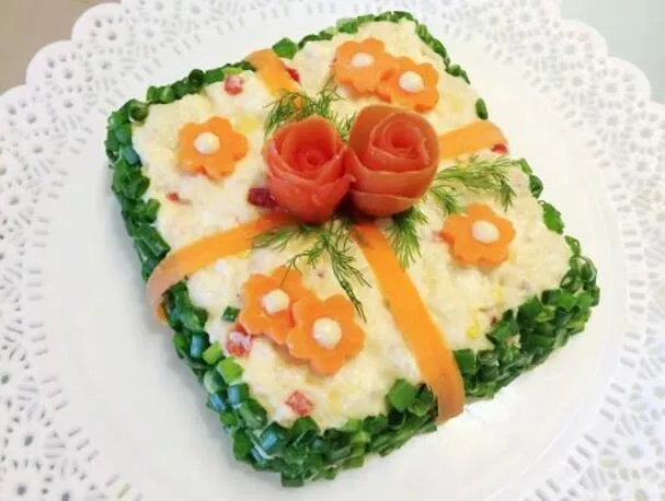 Ensalada de patatas japonesa con pastel de patata Halal