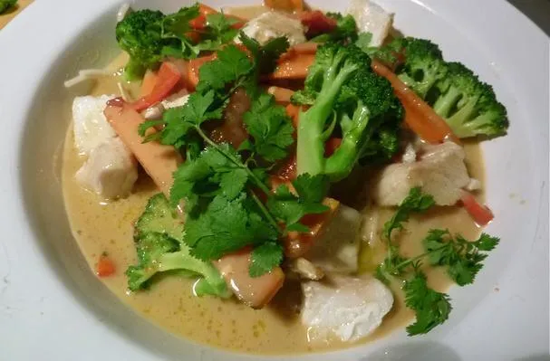 Halibut con Coco y Curry Verde