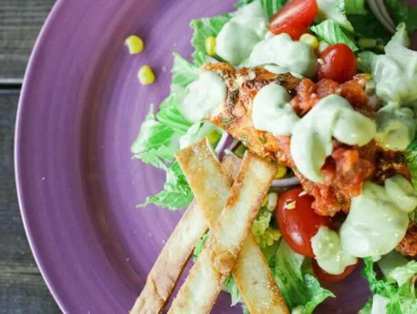 Ensalada de tacos de pescado saludable y picante