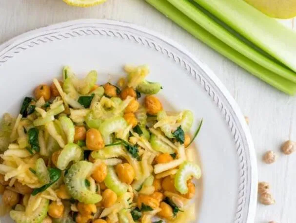 Ensalada Saludable de Garbanzos con Manzana y Apio