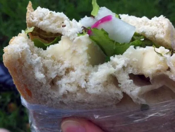 Sándwich de Hierbas, Brie y Rábanos