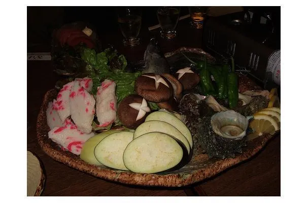 Trucha rellena de hierbas con brochetas de verduras