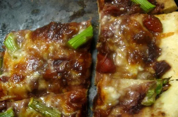 Pan plano con espárragos y reducción de vino tinto y tomate