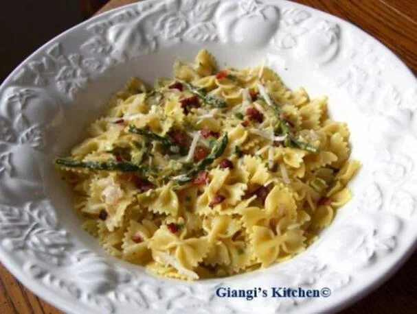 Espárragos y farfalle con azafrán